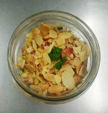 Salade de boulgour , duo de poivrons vert et jaune ,tomates, chorizo amandes grillées,sauce au cumin